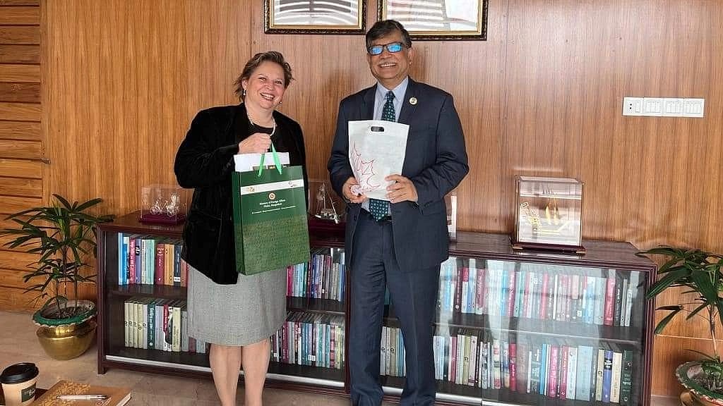 Canadian High Commissioner to Bangladesh Lilly Nicholls calls on Foreign Secretary Masud Bin Momen in Dhaka on 21 December 2022