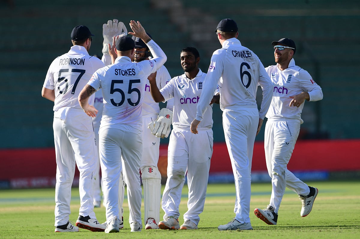 England's Rehan Ahmed (C) celebrates with teammates the wicket of Pakistan's Mohammad Wasim during the third day of the third Test between Pakistan and England at the National Stadium in Karachi on 19 December, 2022