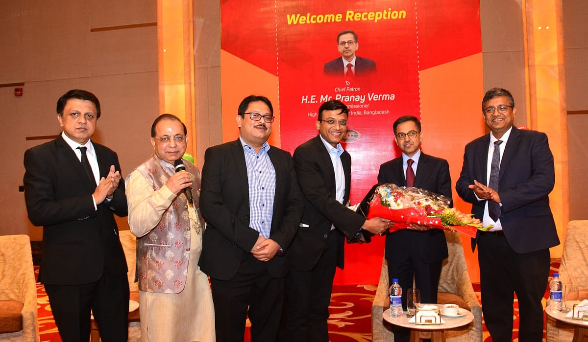 India-Bangladesh Chamber of Commerce and Industry greets with flowers and a memento new Indian High Commissioner Pranay Verma at Dhaka hotel on 19 December 2022