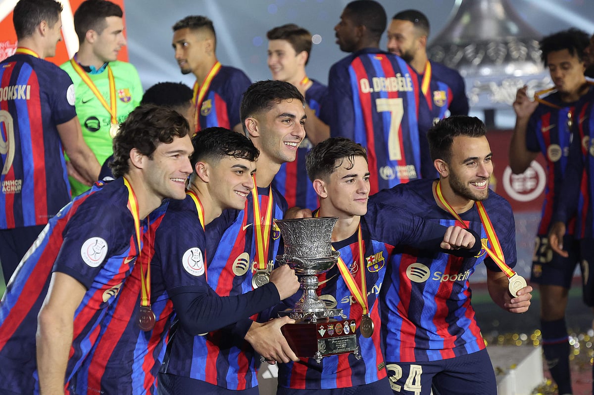 Barcelona's Spanish defender Marcos Alonso, Spanish midfielder Pedri, Spanish forward Ferran Torres, Spanish midfielder Gavi and Spanish defender Eric Garcia pose for pictures with the trophy after winning the Spanish Super Cup final against Real Madrid at the King Fahd International Stadium in Riyadh, Saudi Arabia on 15 January, 2023