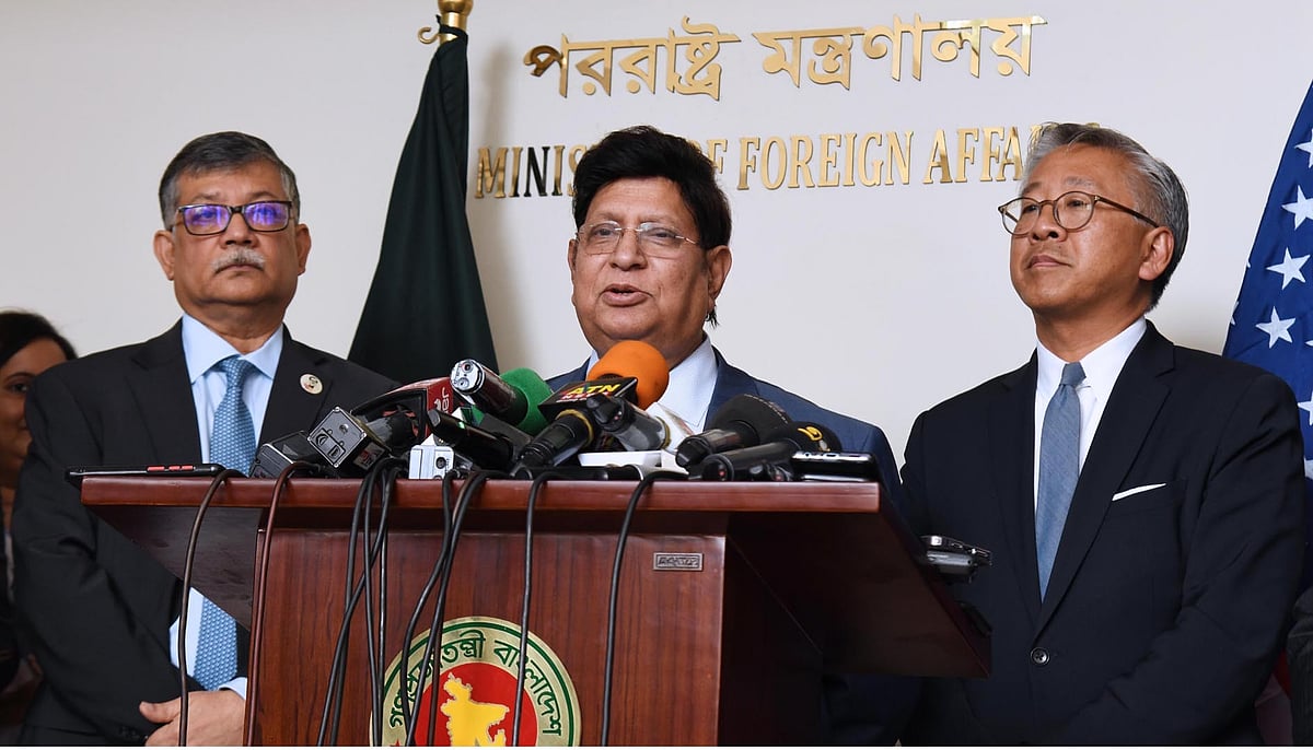 Foreign minister AK Abdul Momin addresses a press conference as Donald Lu looks on. 15 January 2023