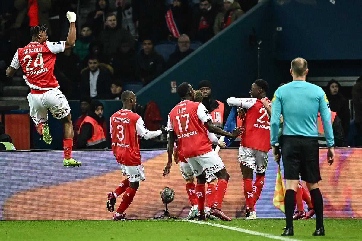 Reims' English forward Folarin Balogun (R) celebrates with teammates after scoring his team's first goal during the French L1 football match between PSG and Stade de Reims at the Parc des Princes stadium in Paris on 29 January, 2023