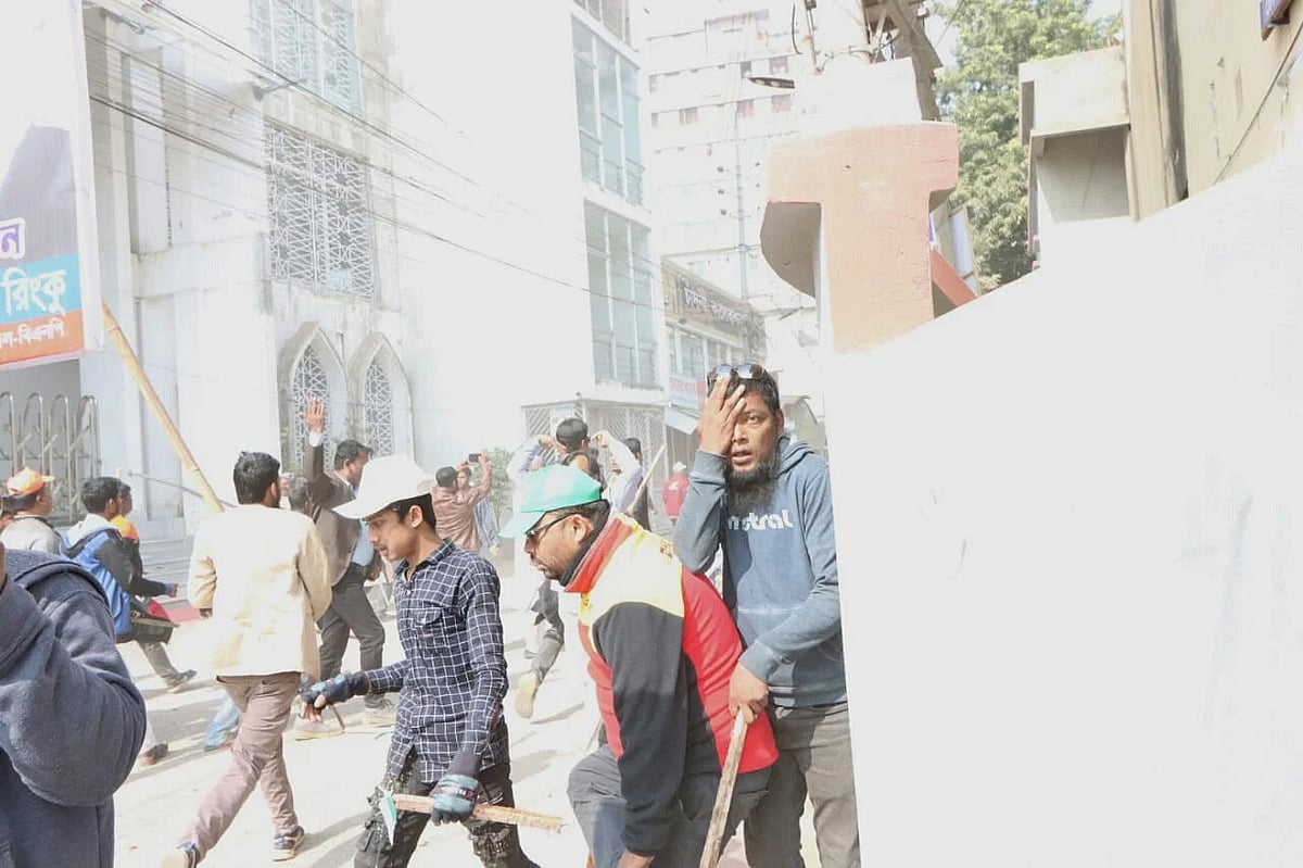 The associate bodies of ruling party Awami League (AL) -- Jubo League and Bangladesh Chhatra League (BCL) -- and police allegedly attacked the scheduled mass sit-in of Bangladesh Nationalist Party (BNP) in Faridpur, leaving at least 35 injured, including police.