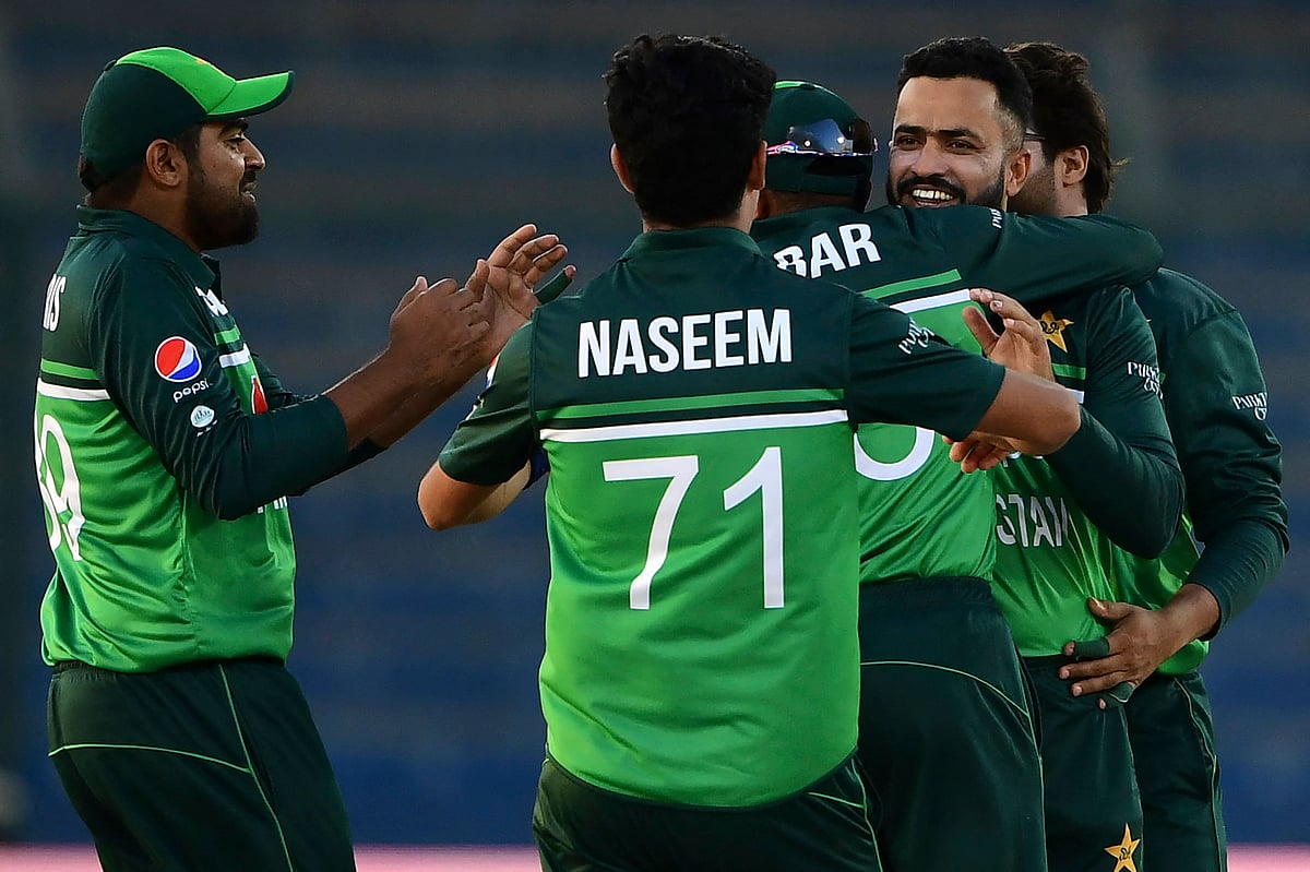 Pakistan's Mohammad Nawaz (2R) celabrates with teammates after taking the wicket of New Zealand's Glenn Phillips (not pictured) during the second one-day international (ODI) cricket match between Pakistan and New Zealand at the National Stadium in Karachi on 11 January 2023.