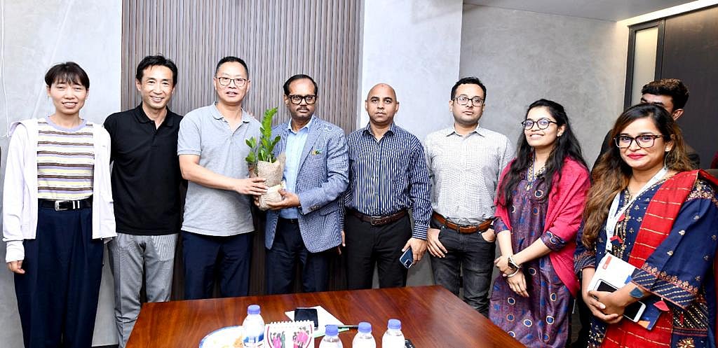 Deng Peilei, vice-president of Handa Industries and Takashi Nakahashi, general manager of MN Inter-Fashion, met with BGMEA acting president Md Shahidullah Azim in Dhaka Sunday, 19 February, 2023.