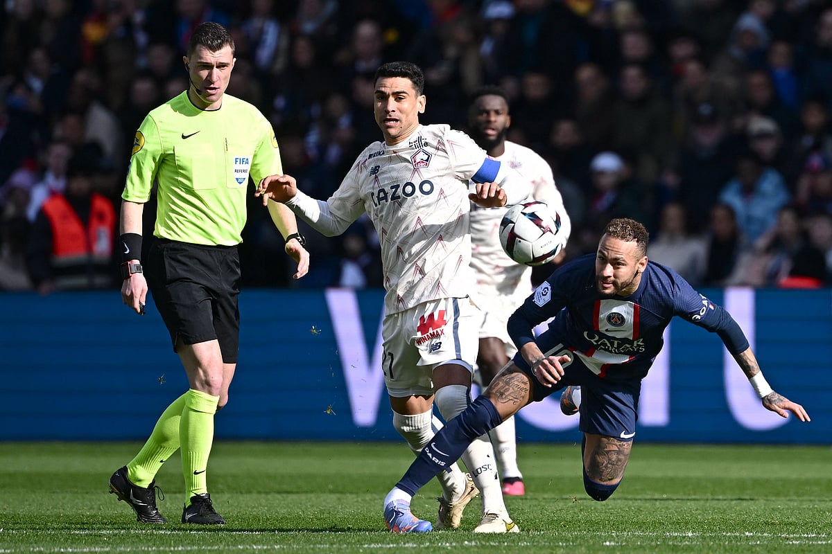 Paris Saint-Germain's Brazilian forward Neymar (R) falls, injured after a contact with Lille's French midfielder Benjamin Andre (C) during the French L1 football match between Paris Saint-Germain (PSG) and Lille LOSC at The Parc des Princes Stadium in Paris on 19 February, 2023