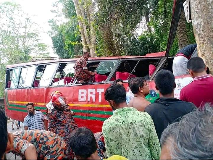 2 killed, 15 hurt in road crash on Barishal-Patharghata highway