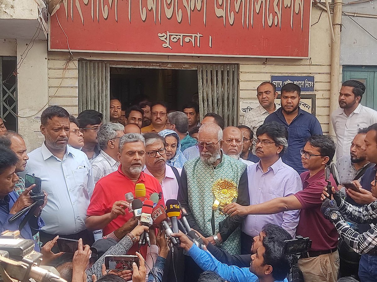 Awami League organising SM Kamal, KCC mayor Talukdar Abdul Khaleque, DGHS officials and BMA leaders talk to reporters on 4 March, 2023.