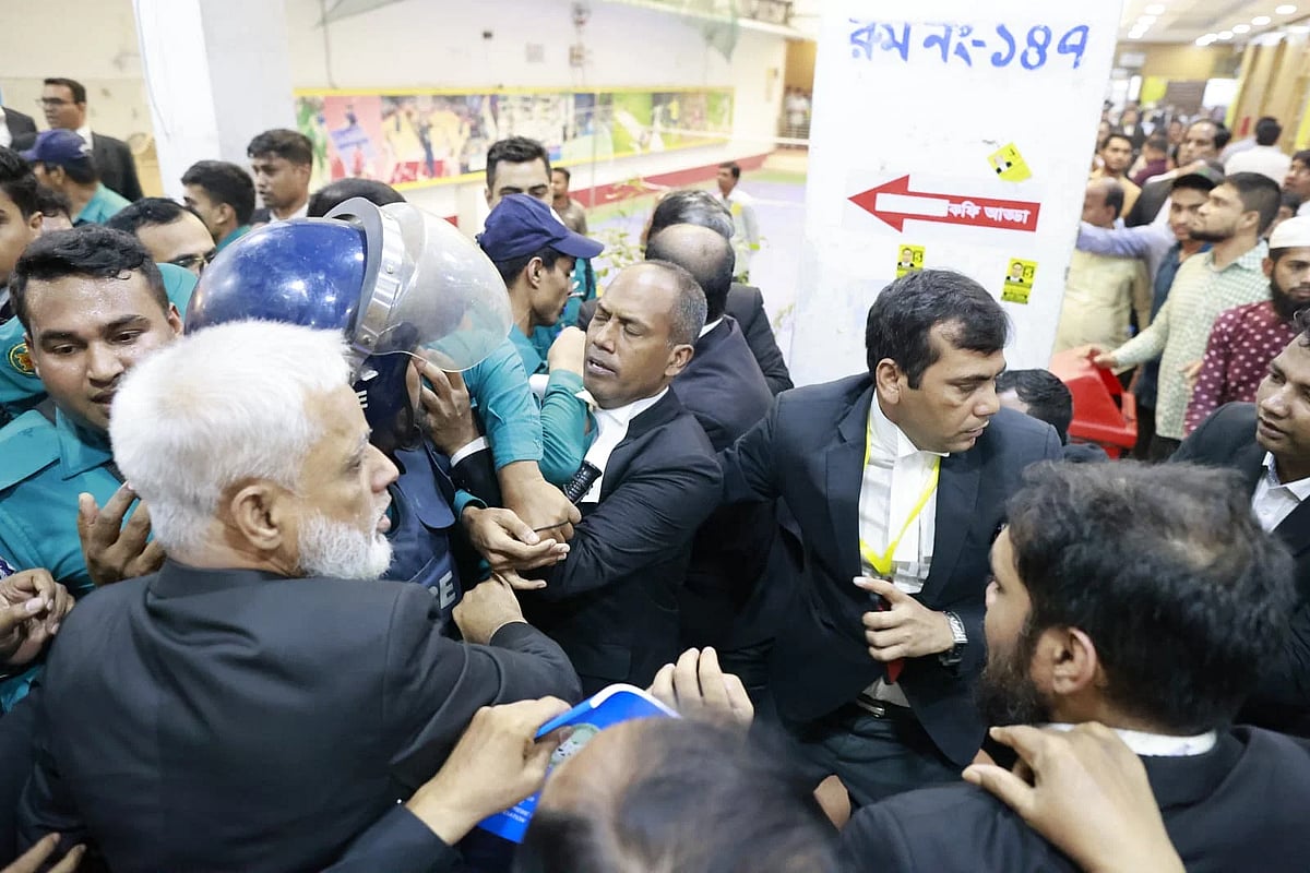 At least 10 journalists came under police attack while performing their duties at Supreme Court Bar Association (SCBA) election