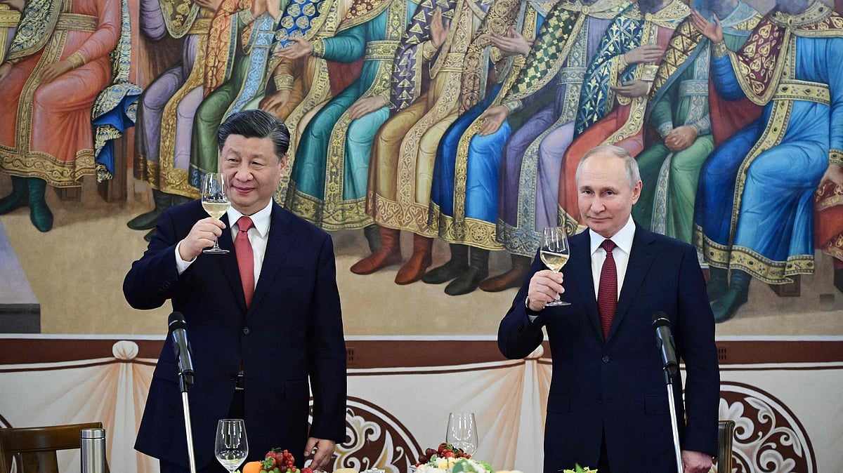 Russian President Vladimir Putin and China's President Xi Jinping hold glasses during a reception following their talks at the Kremlin in Moscow on 21 March, 2023