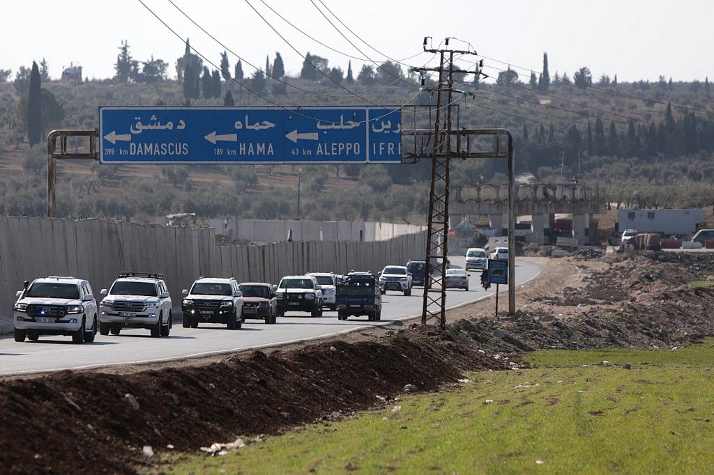 A UN team convoy which crossed from Turkey into rebel-held northern Syria drives through Afrin on 15 February 2023 where they held meetings to discuss the crisis and needs of the victims on the ground. – An aid convoy entered Syria from Turkey on 14 February through the Bab al-Salama crossing following its reopening for UN relief after last week’s earthquake, loaded with essential humanitarian assistance including shelter materials, mattresses, blankets and carpets.