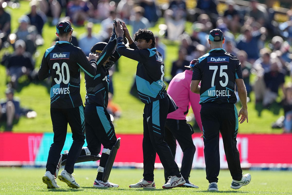 New Zealand's Rachin Ravindra (C) celebrates with teammates after taking the wicket of Sri Lanka's Dhanajaya de Silva during the second Twenty20 international cricket match between New Zealand and Sri Lanka in Dunedin on 5 April, 2023
