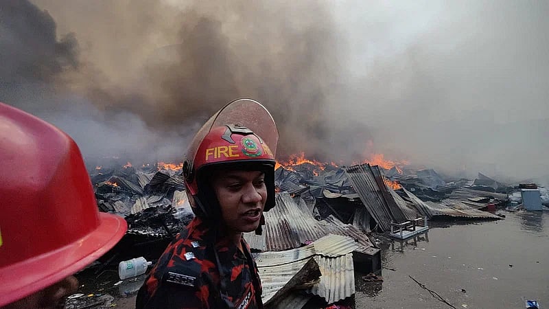 Fire-fighters working to douse the blaze in Banga Bazar, Dhaka, on 4 April 2023