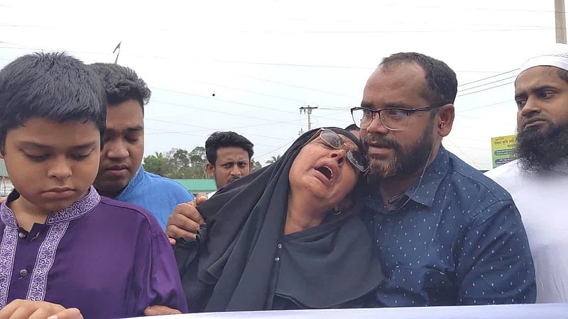 Although she joined the human chain Samsuzzaman's mother Kariman Nesa couldn't hold back her tears. Dhamrai's Dautia area on Saturday afternoon.