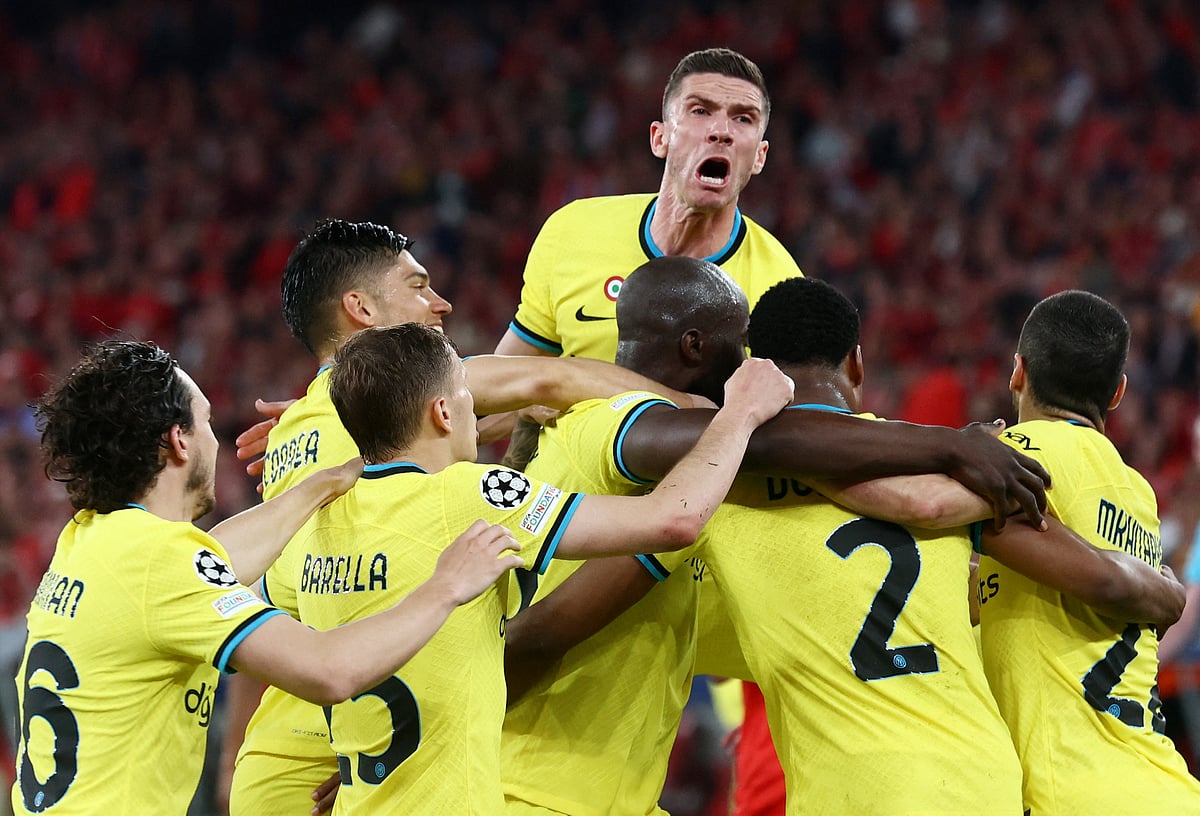 Inter Milan's Romelu Lukaku celebrates scoring their second goal with teammates in their UEFA Champions League quarter final first leg against Benfica at the Estadio da Luz in Lisbon, Portugal on 11 April 2023