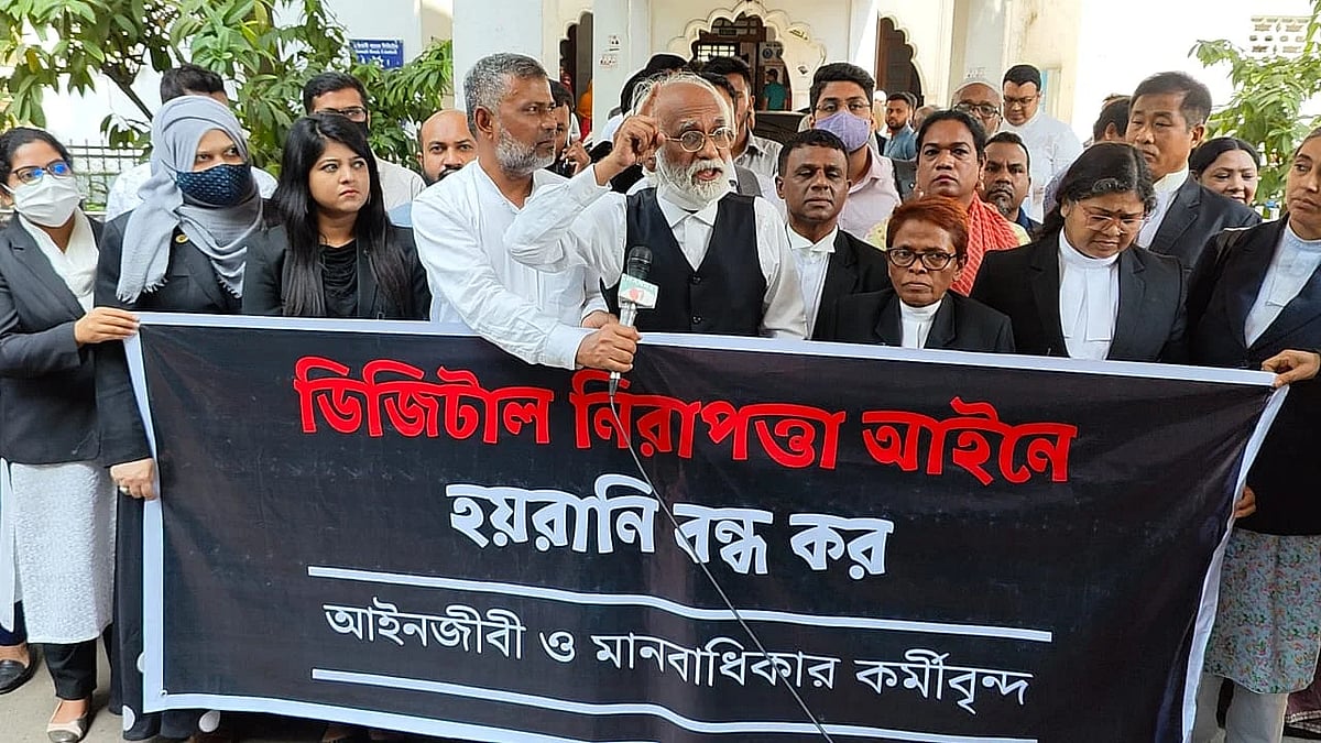 SC lawyer ZI Khan Panna addressing the human chain in front of the Supreme Court Bar Association on Sunday