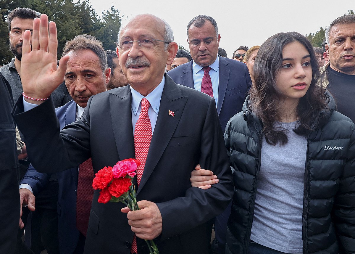 Leader of the Republican People’s Party (CHP) and the joint presidential candidate of the Nation Alliance Kemal Kilicdaroglu (C) waves as he visits Anitkabir, the mausoleum of Turkish Republic’s Founder Mustafa Kemal Ataturk, to mark the 19th May Commemoration of Ataturk, Youth and Sports Day celebrations in Ankara, on 19 May, 2023
