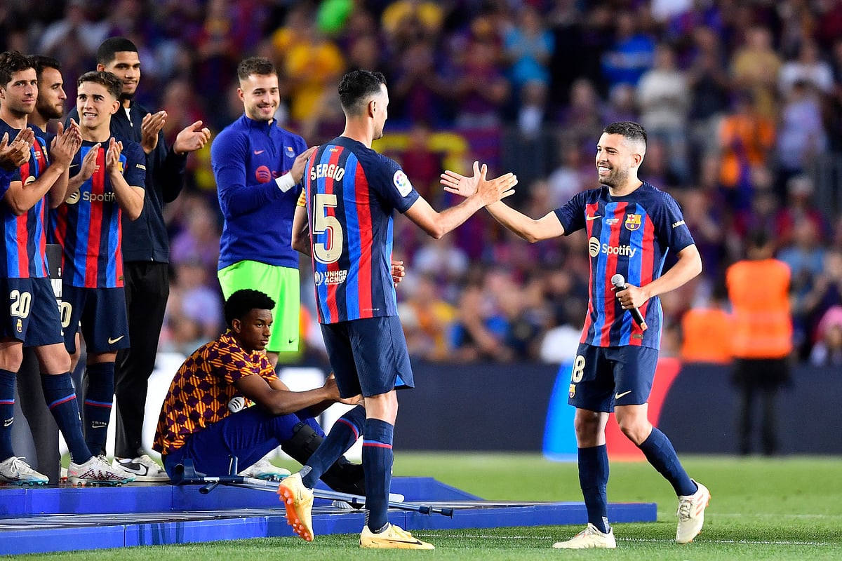 Barcelona's Spanish defender Jordi Alba (R) shakes hands with Spanish midfielder Sergio Busquets during a tribute at the end of the Spanish league football match between FC Barcelona and RCD Mallorca at the Camp Nou stadium in Barcelona on 28 May, 2023