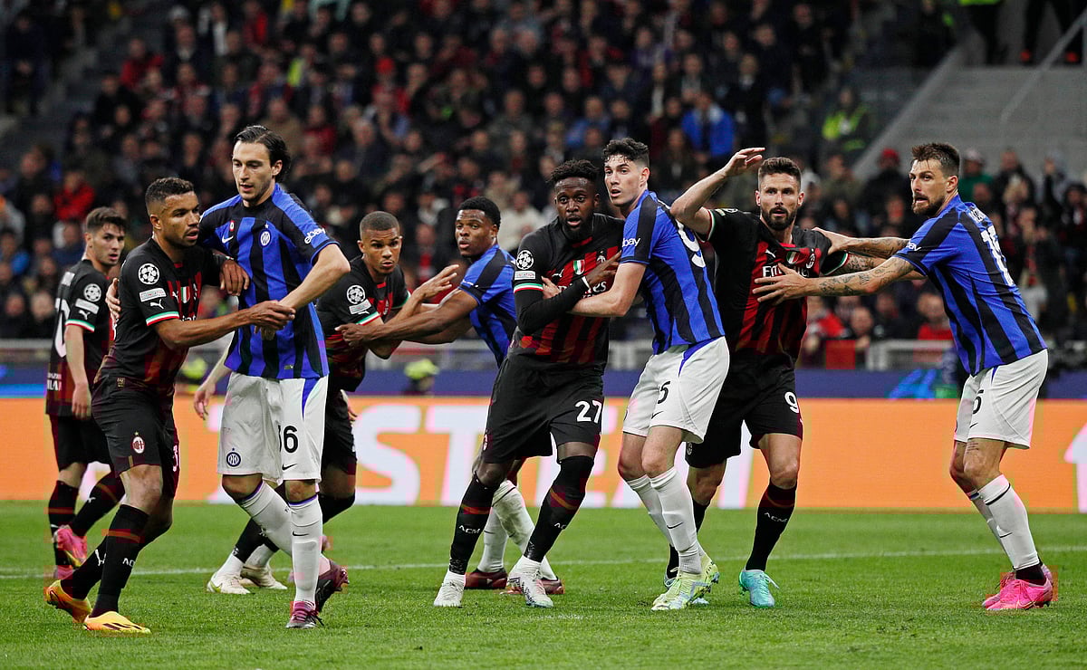 AC Milan's Divock Origi and Olivier Giroud in action with Inter Milan's Alessandro Bastoni and Francesco Acerbi