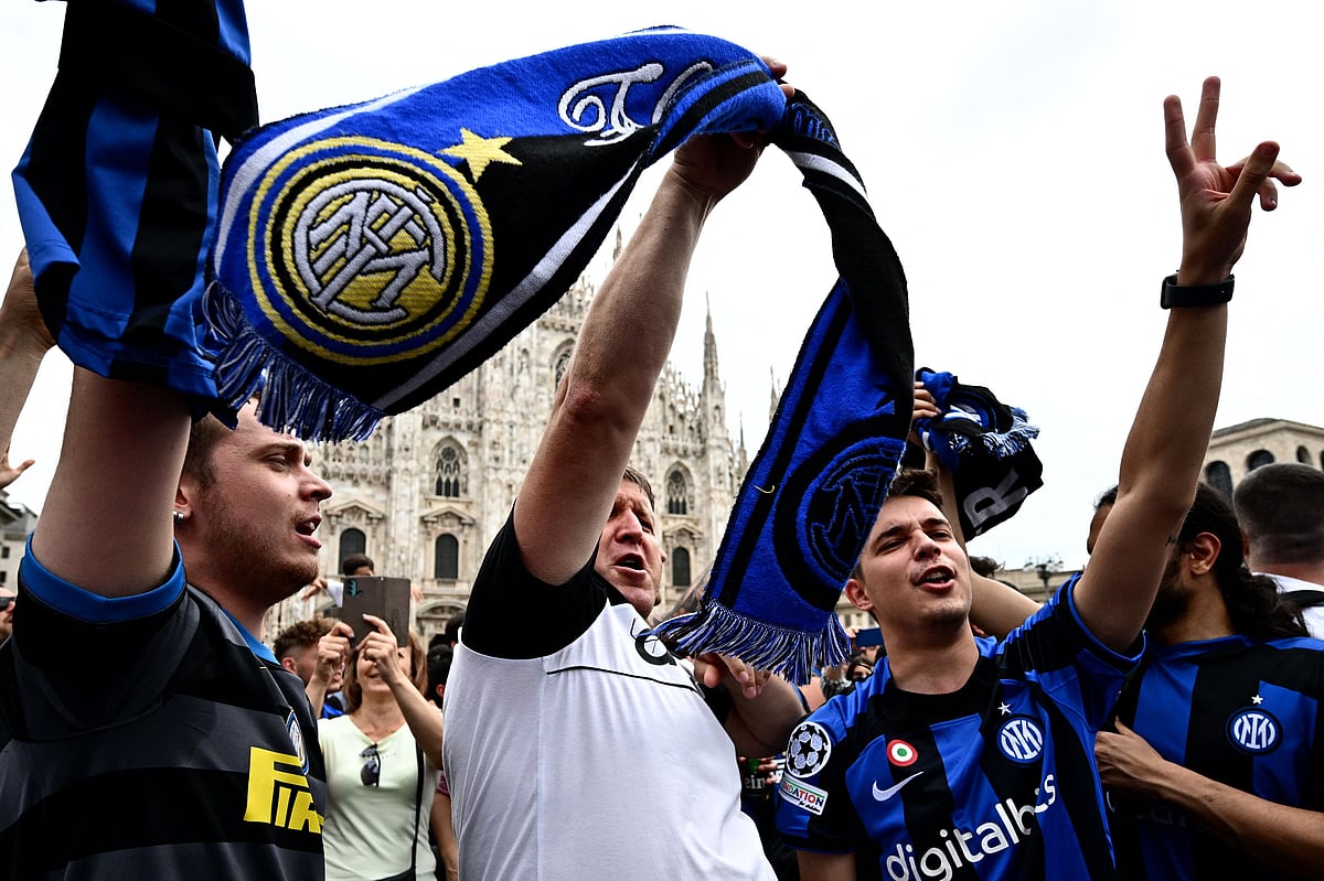 Inter Milan fans cheer at Piazza del Duomo in Milan prior to the UEFA Champions League final between Inter Milan and Manchester City at Istanbul's Ataturk Olympic Stadium on 10 June 2023