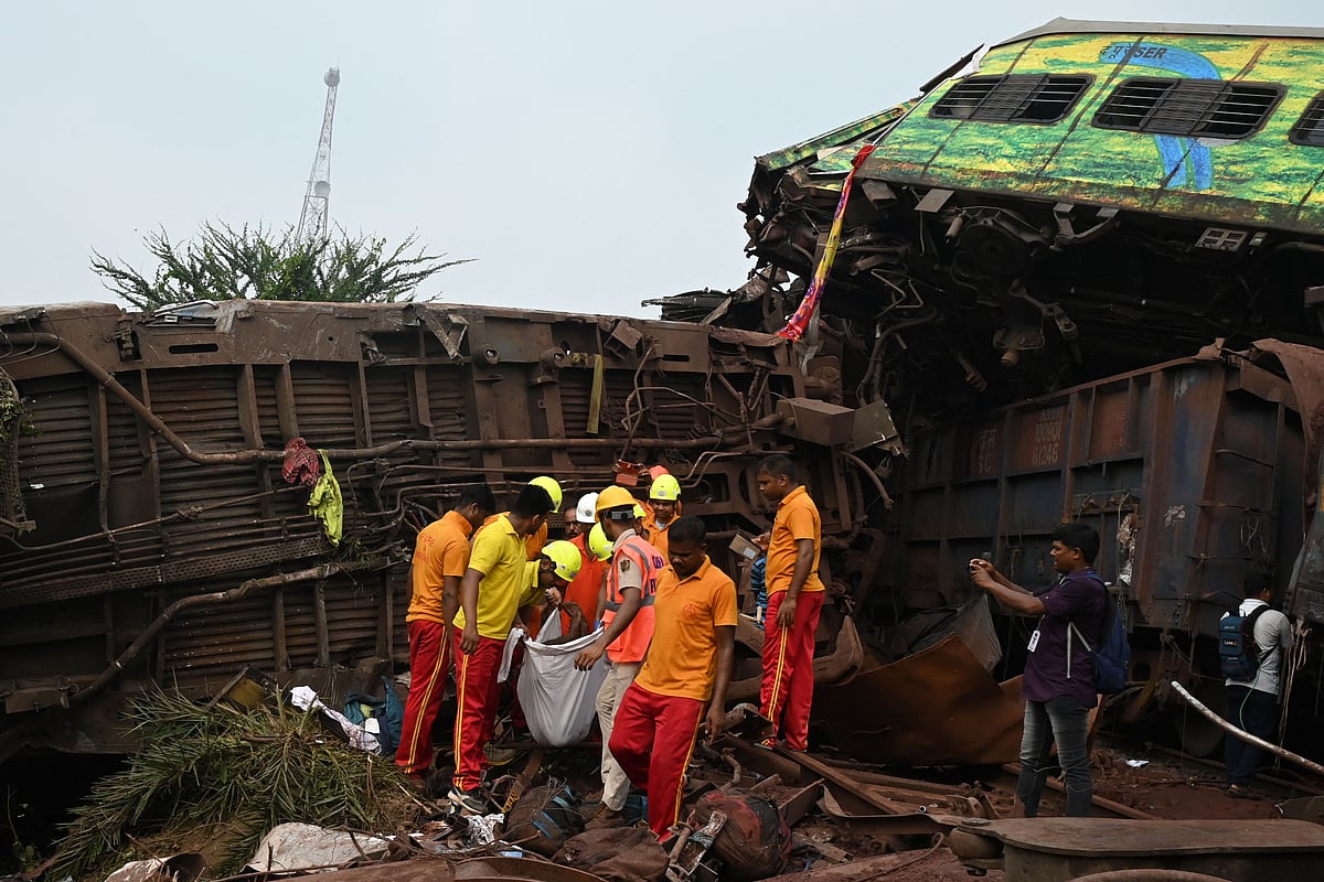 Rescue workers carry the body of a victim recovered from a carriage wreckage at the accident site of a three-train collision near Balasore, about 200 km (125 miles) from the state capital Bhubaneswar in the eastern state of Odisha, on 3 June, 2023