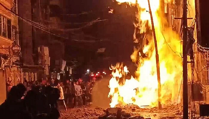 A fire broke out on the Tipu Sultan Road near the old police station of Wari while repairing a gas pipeline at around 2:25 am on Tuesday