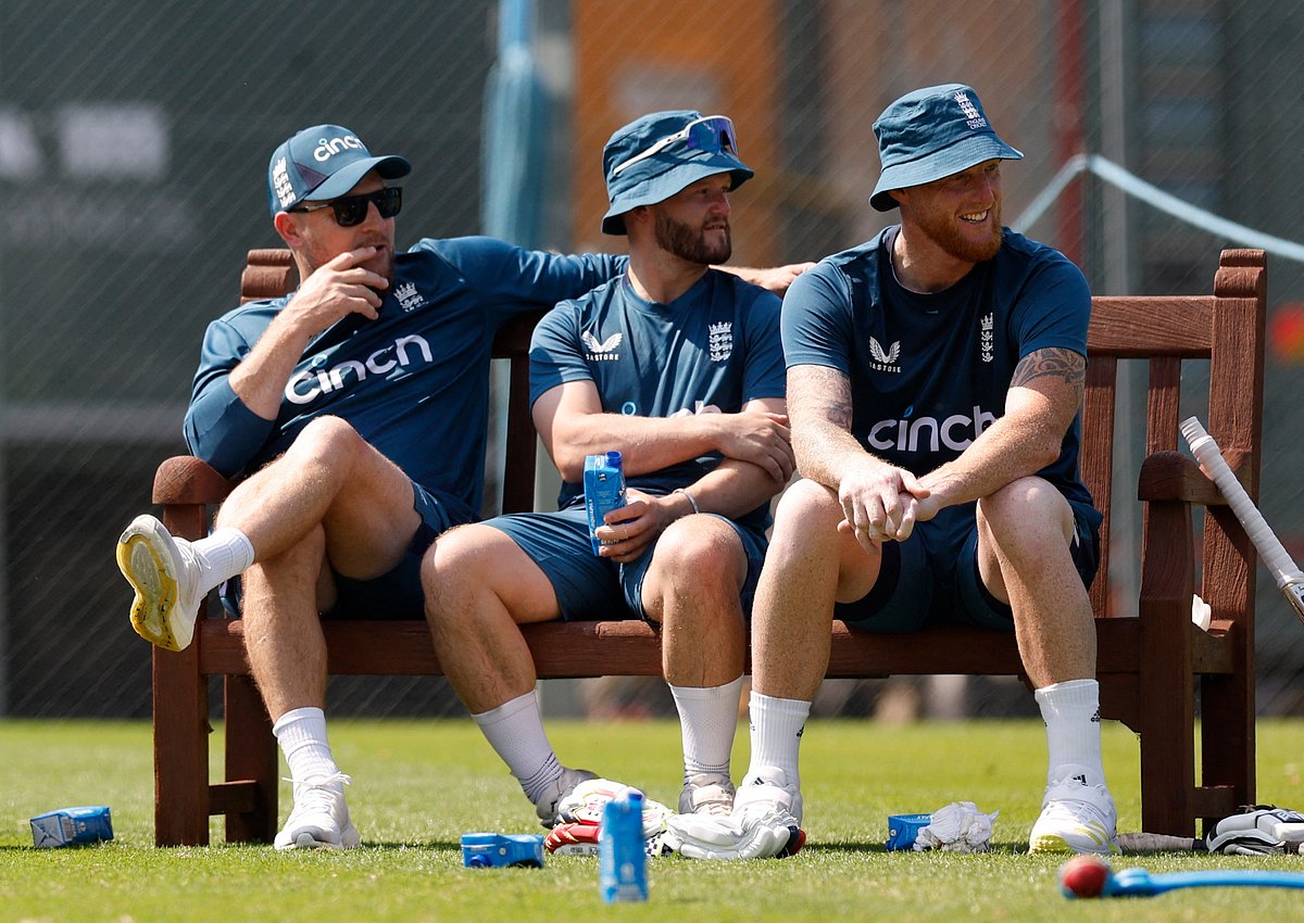England's head coach Brendon McCullum, Ben Stokes and Ben Duckett during practice