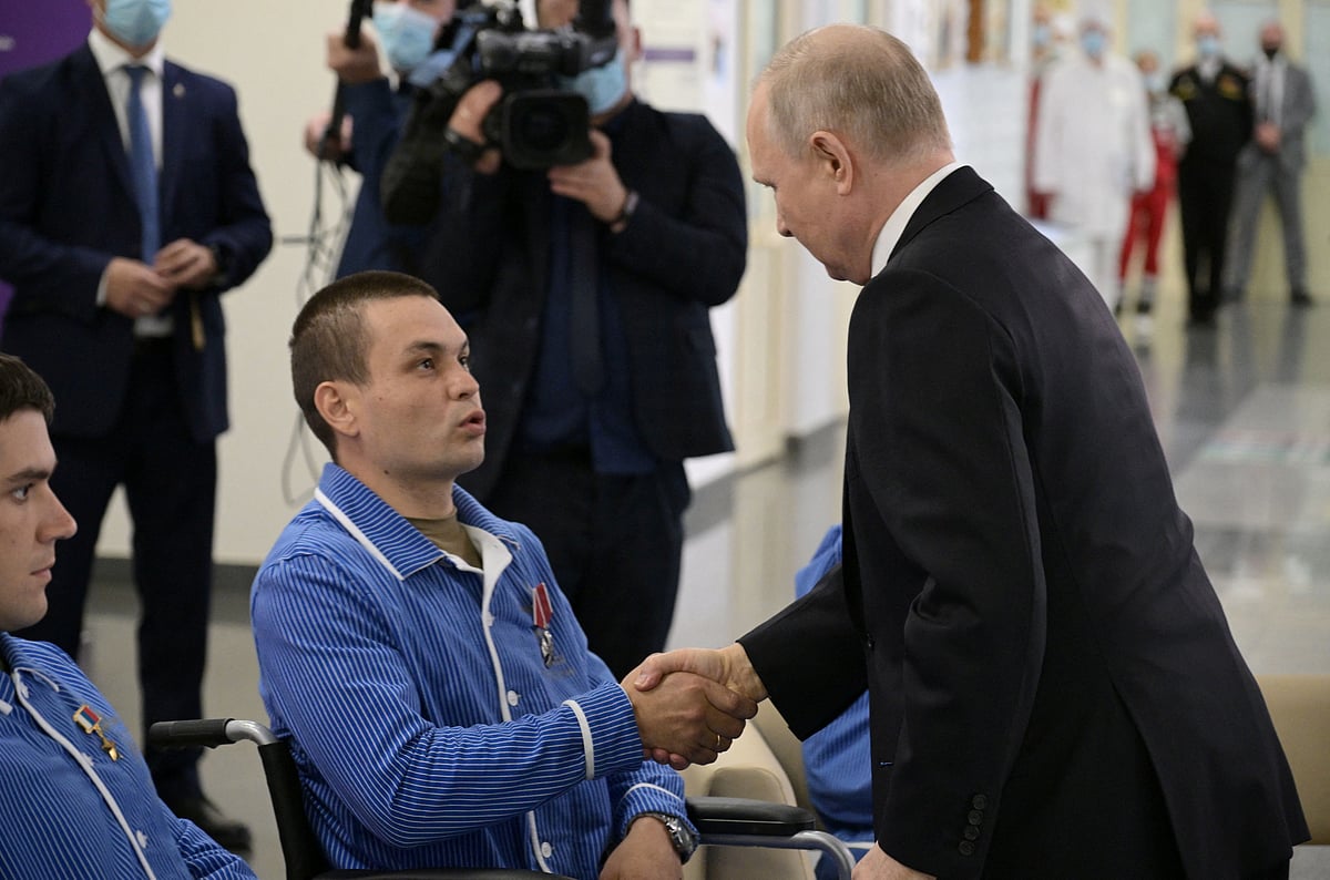Russia's President Vladimir Putin visits a military hospital to award Russian service members, who were injured in the course of Russia-Ukraine conflict and currently undergo treatment in Moscow, Russia on 12 June, 2023