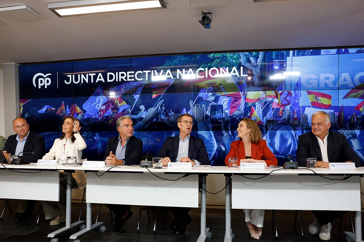 Spanish right-wing opposition party Partido Popular (PP) leader Alberto Nunez Feijoo (C) adresses a press conference with PP's Secretary General Cuca Gamarra (C-R) and PP's General Coordinator Elias Bendodo (C-L) a day after Spain's general election at the party's headquarters in Madrid on July 24, 2023