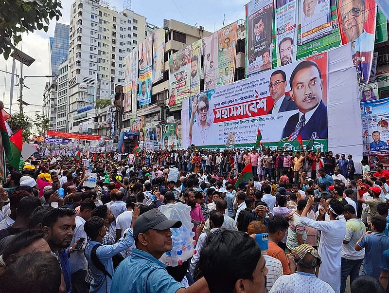 Leaders-activists gather in front of BNP office in Nayapaltan