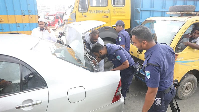 Police search a car in Signboard Mor area in Narayanganj’s Siddhirganj section of Dhaka-Chattogram highway at around 11:30 am on 12 July 2023.