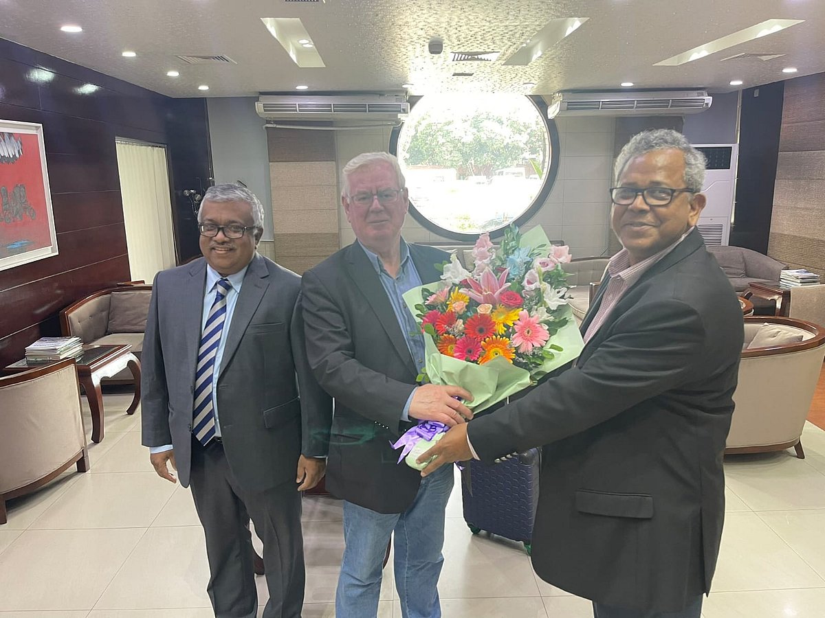 Acting foreign secretary Rear Admiral (retd) Khurshed Alam receives Eamon Gilmore upon his arrival in Dhaka