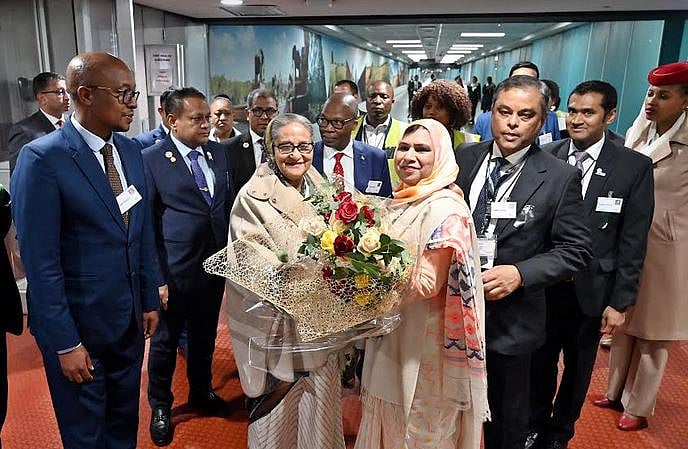 Minister of Cooperative Governance and Traditional Affairs of Republic of South Africa, Parks Tau, and Bangladesh High Commissioner to South Africa Noor-e Helal Saifur Rahman welcome Prime Minister Sheikh Hasina at the airport