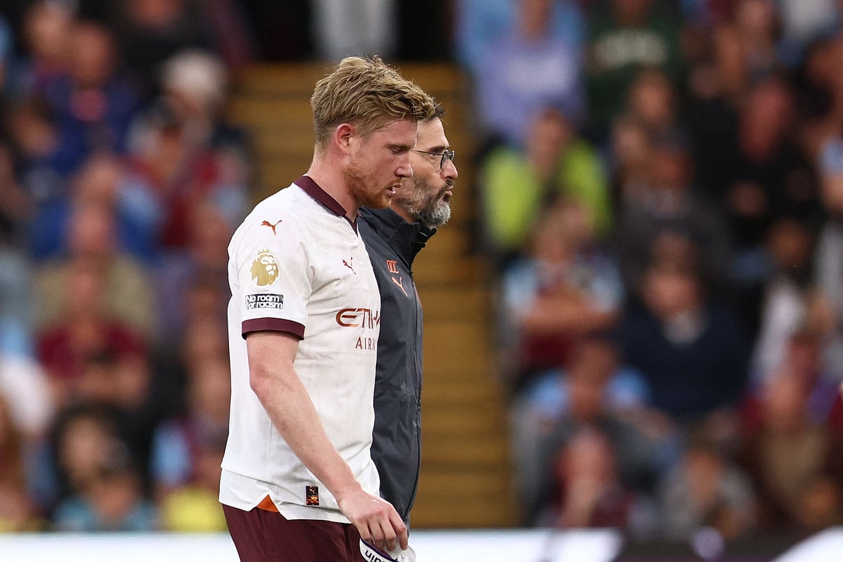 Manchester City's Belgian midfielder Kevin De Bruyne reacts as he leaves the pitch following an injury during the English Premier League match between Burnley and Manchester City at Turf Moor in Burnley, England on 11 August 2023