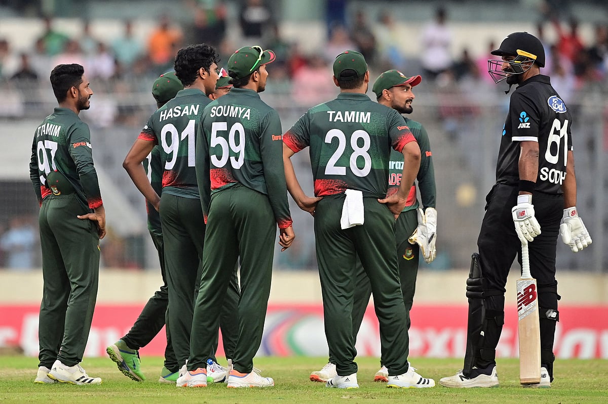 New Zealand's Ish Sodhi (R) speaks with Bangladesh's players during the second one-day international (ODI) cricket match between Bangladesh and New Zealand at the Sher-e-Bangla National Cricket Stadium in Dhaka on September 23, 2023