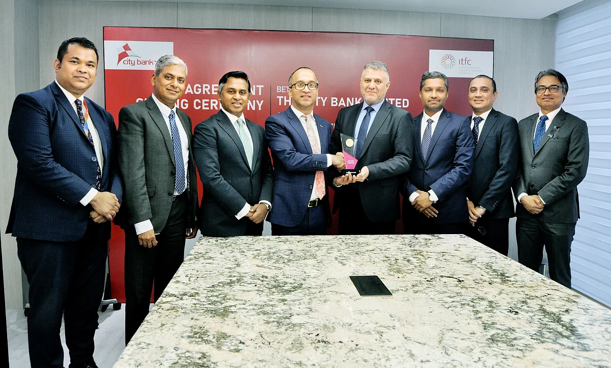 Mashrur Arefin, Managing Director and CEO of City Bank has received the award from Nazeem Noordali, ITFC’s Chief Operating Officer at the City Bank Head office