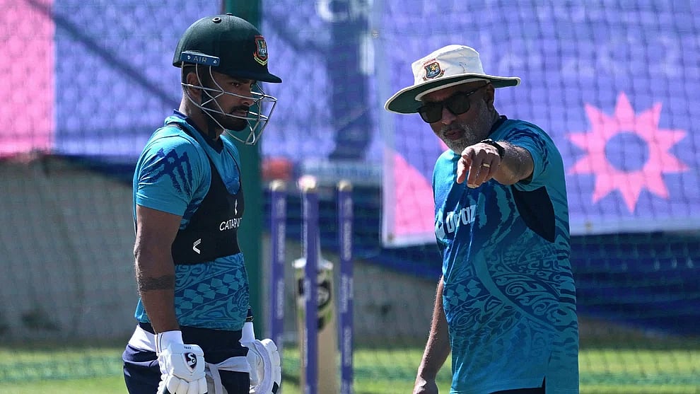 Bangladesh coach Chandika Hathurusinghe speaks to Litton Das during the practice session