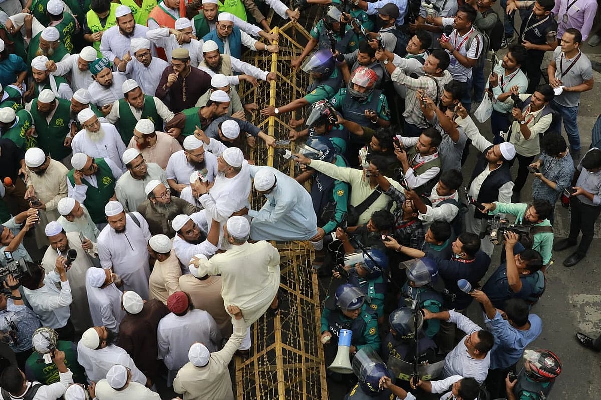 Police stopped Islami Andolan activists at Shantinagar when they were marching towards the EC building on Wednesday.