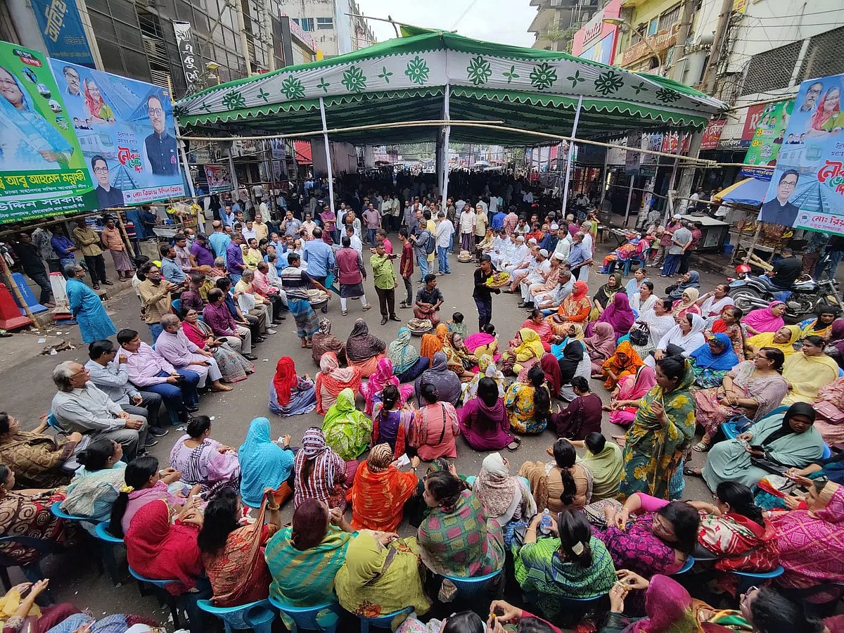 A crowd of leaders and activists in front of Awami League office at Bangabandhu Avenue in Dhaka on Thursday.