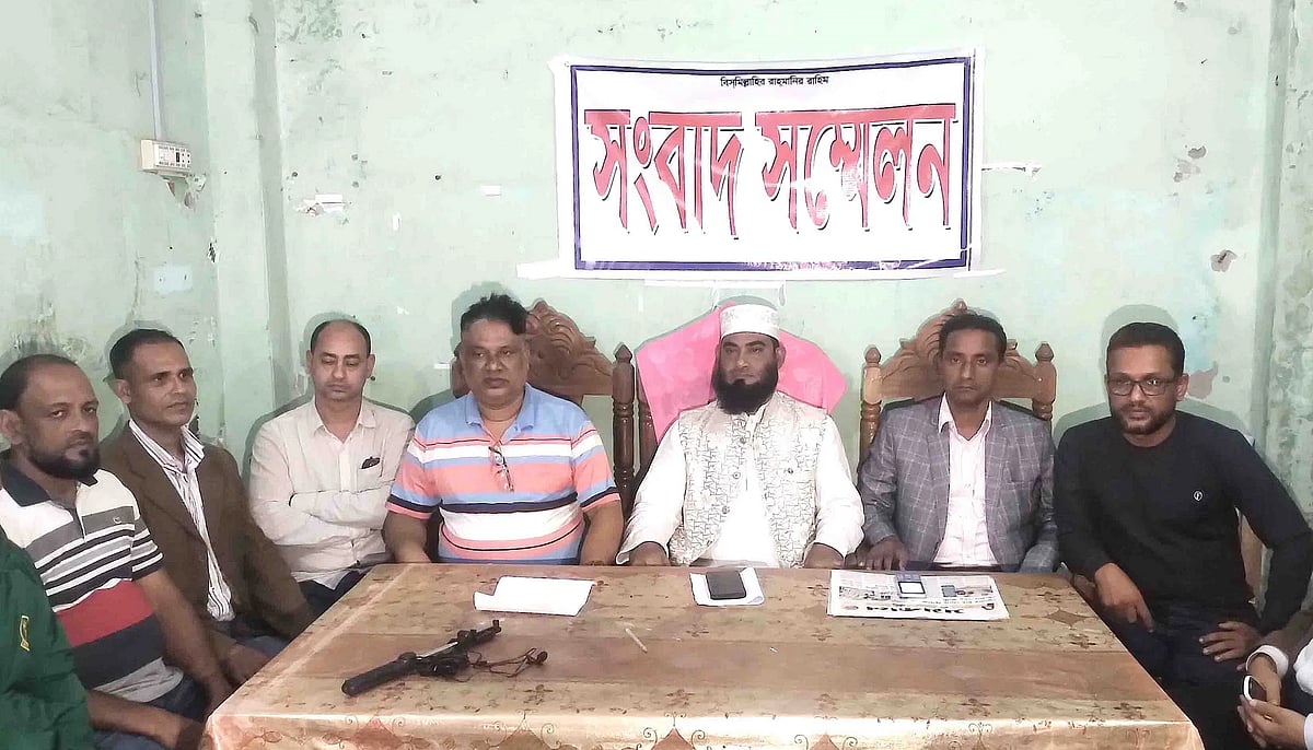 A group of BNP men join ruling Awami League at Kathalia of Jhalakathi on 5 December, 2023.