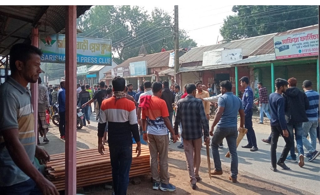 Chase, counter-chase take place between supporters of independents and Awami league-nominated candidates on the road in front of Sarishabari railway station in Jamalpur on 19 December 2023.