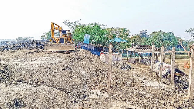 As Water Development Board has started construction of the embankment, residents are moving their houses in Koyra upazila. The picture was taken from Jorsingh village of Bedkashi union