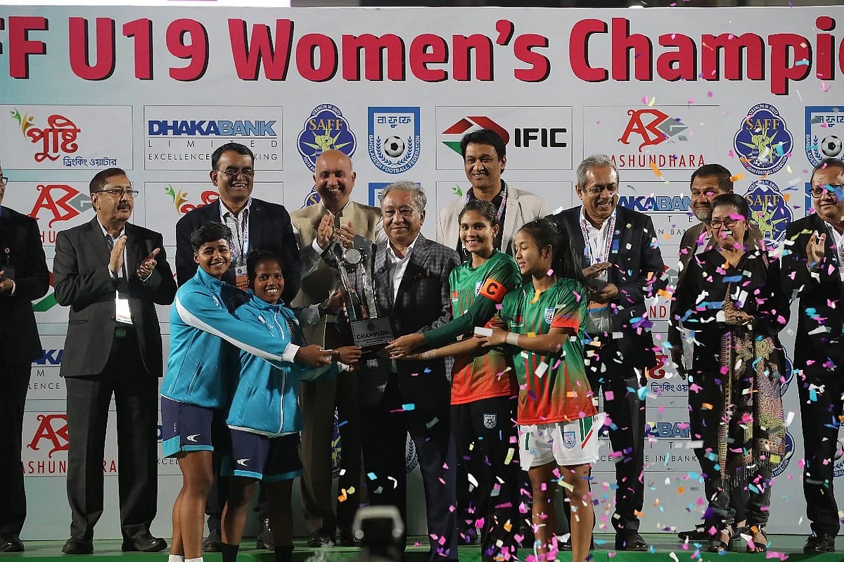 Youth and sports minister as well as BCB president Nazmul Hasan Papon hands over the trophy to the capitaines of Bangladesh and Indian teams.