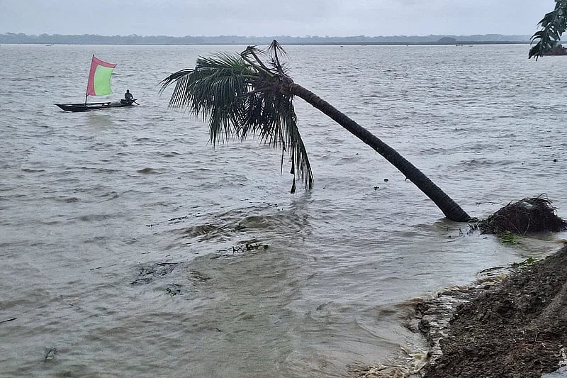 Representational image of rising water level in a river. In this photo, during full tide the water level in Arial Kha river is reaching the brim while during ebb tide the banks are eroding into the river. Photo taken from Lamchari are in Charbaria of Barishal on 22 August, 2024.