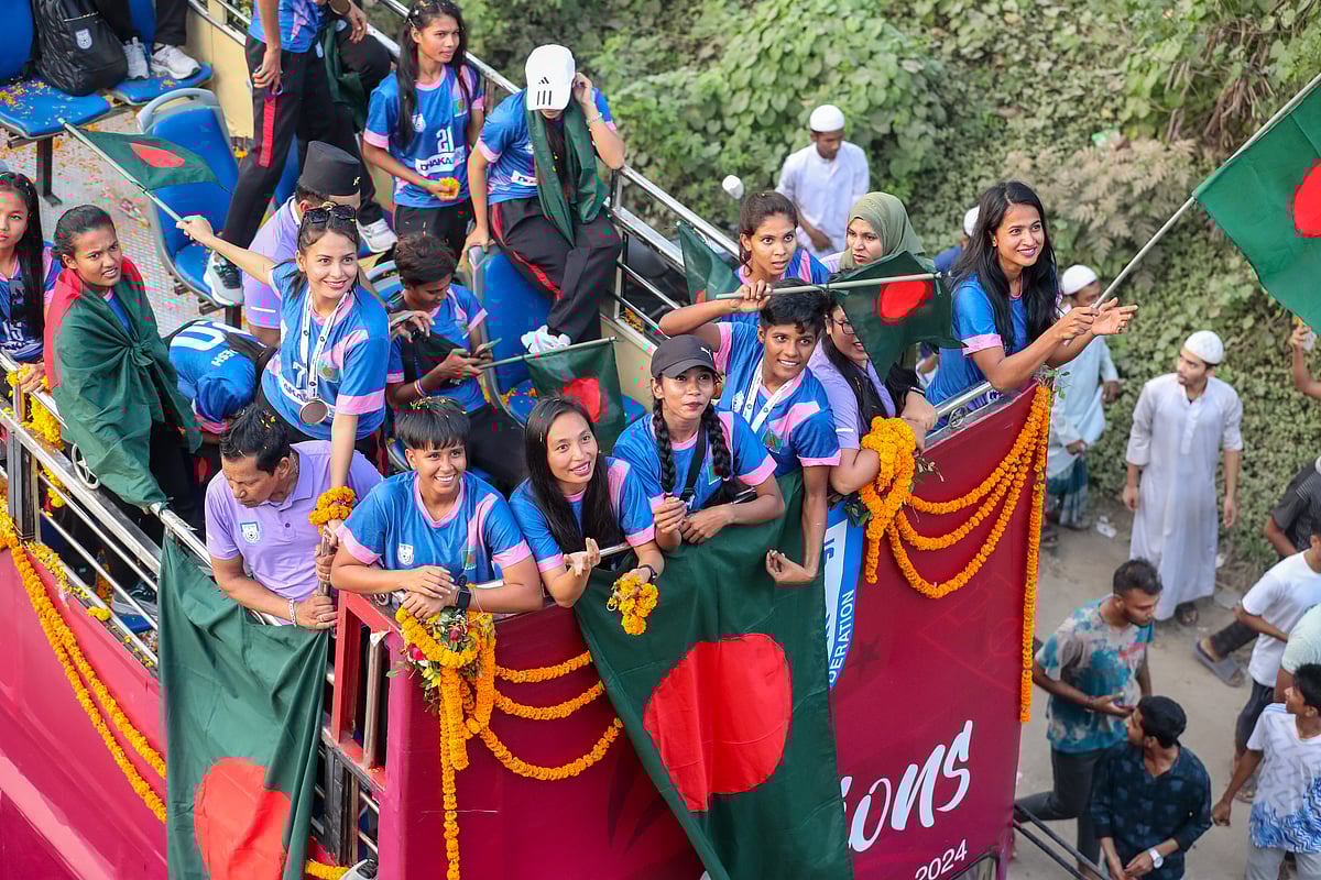 The girls reached the Bangladesh Football Federation headquarters on a well-equipped open-top bus