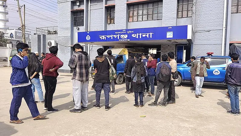 BUET students gathered at Roopganj police station in Narayanganj hearing the news of their classmate being killed. Photo taken on Friday afternoon.