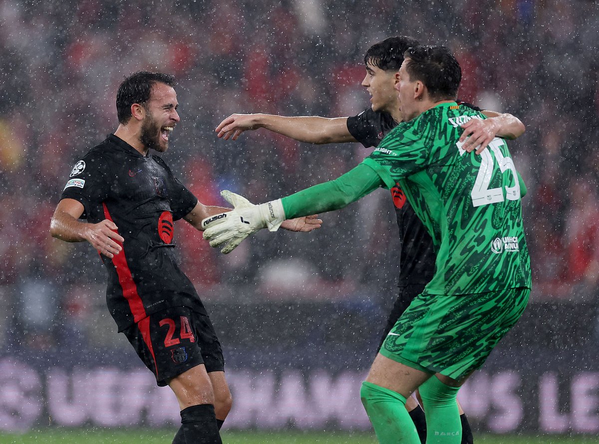 Barcelona’s Spanish defender #24 Eric Garcia celebrates victory with teammates at the end of the UEFA Champions League, league phase football match between SL Benfica and FC Barcelona at Luz stadium in Lisbon on 21 January 2025