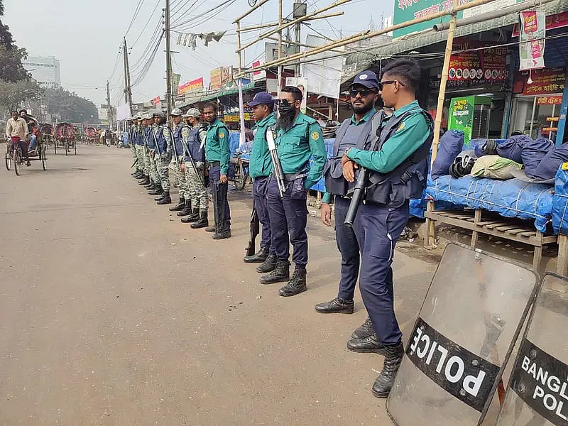 Visiting Nilkhet area around 11:00 am on 27 January it was found that members of the police force were stationed on either sides of the road.
