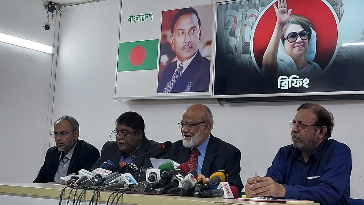BNP Standing Committee member Khandaker Mosharraf Hossain presented an outline at a press conference at the political office of the BNP Chairperson in Gulshan, Dhaka today.