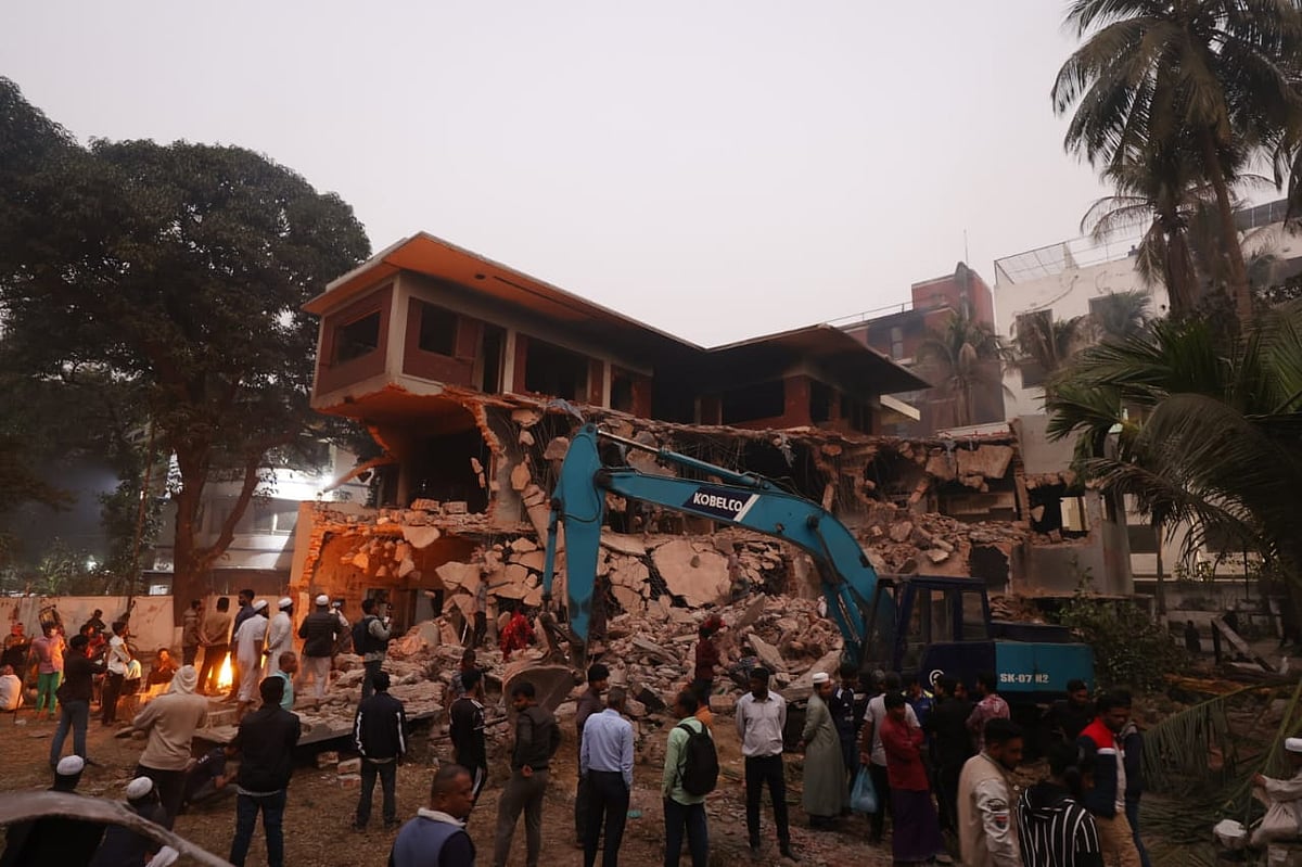 Vandalisation of Dhanmondi 32 started at night on 5 February 2025. The work was continuing in the morning of 6 February 2025. The photo was taken around 6:30 am 6 February 2025